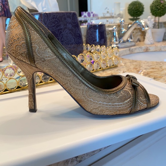 EUC Spring golds fabric open toe w/ bow heels 38/7.5 - Picture 4 of 10